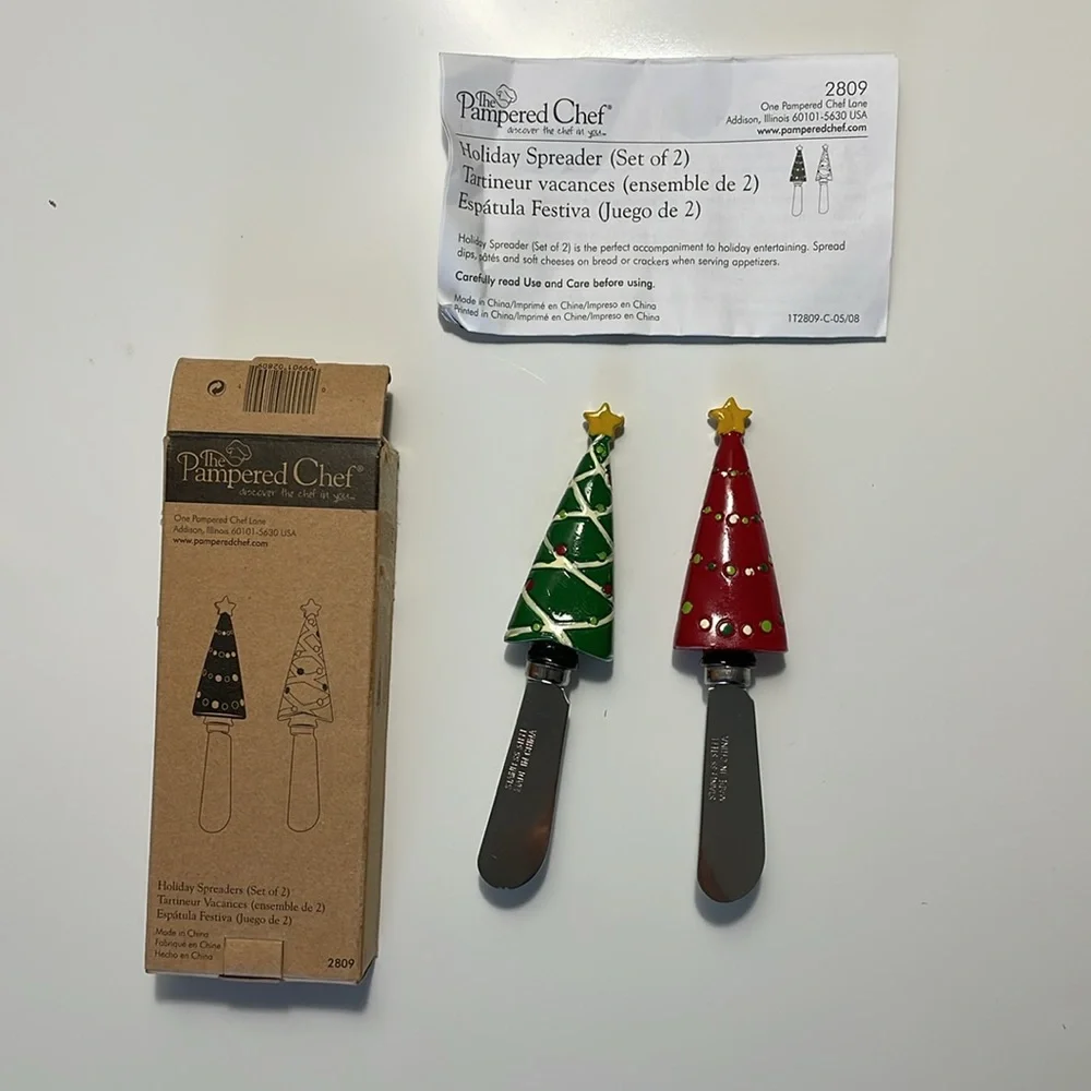 The Pampered Chef Holiday Serving Plate and‎ Set of 2 Holiday Spreaders.